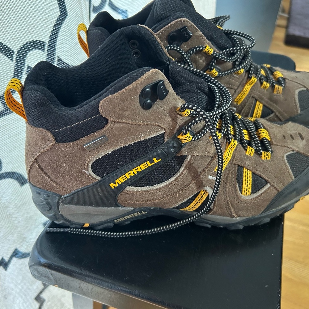 Merrell Brown and Black Men's Shoes - Picture 8 of 8